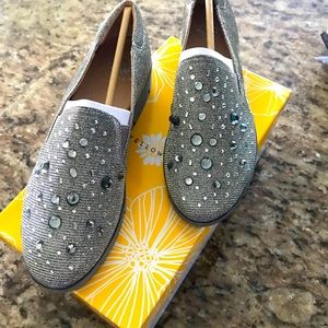🌻Yellow Box Pewter jewels loafers🌻